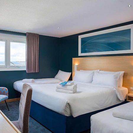 Travelodge Reading Whitley Room photo