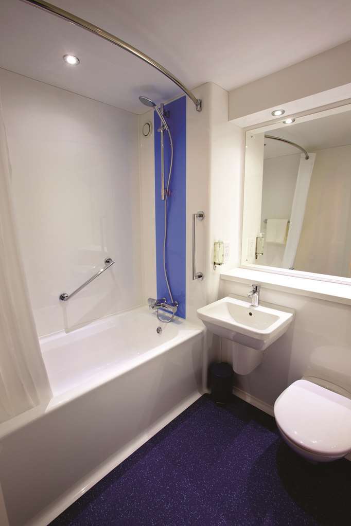 Travelodge Reading Whitley Room photo