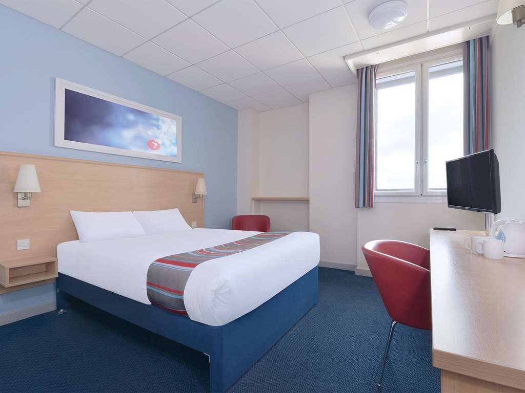 Travelodge Reading Whitley Room photo