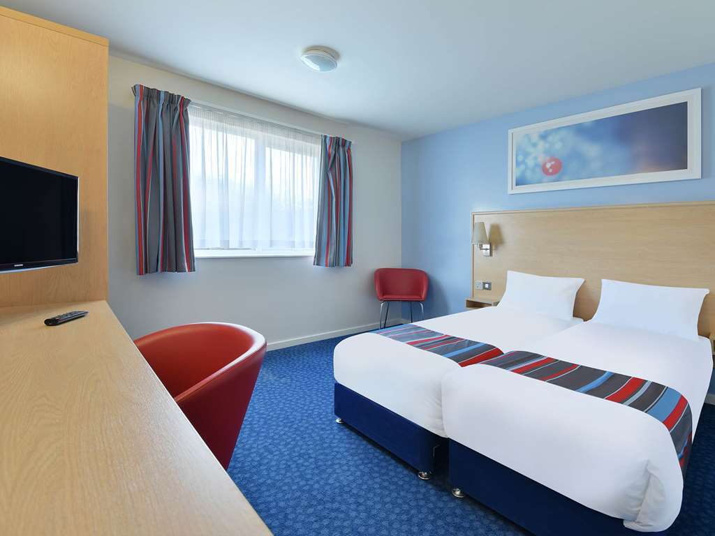 Travelodge Reading Whitley Room photo